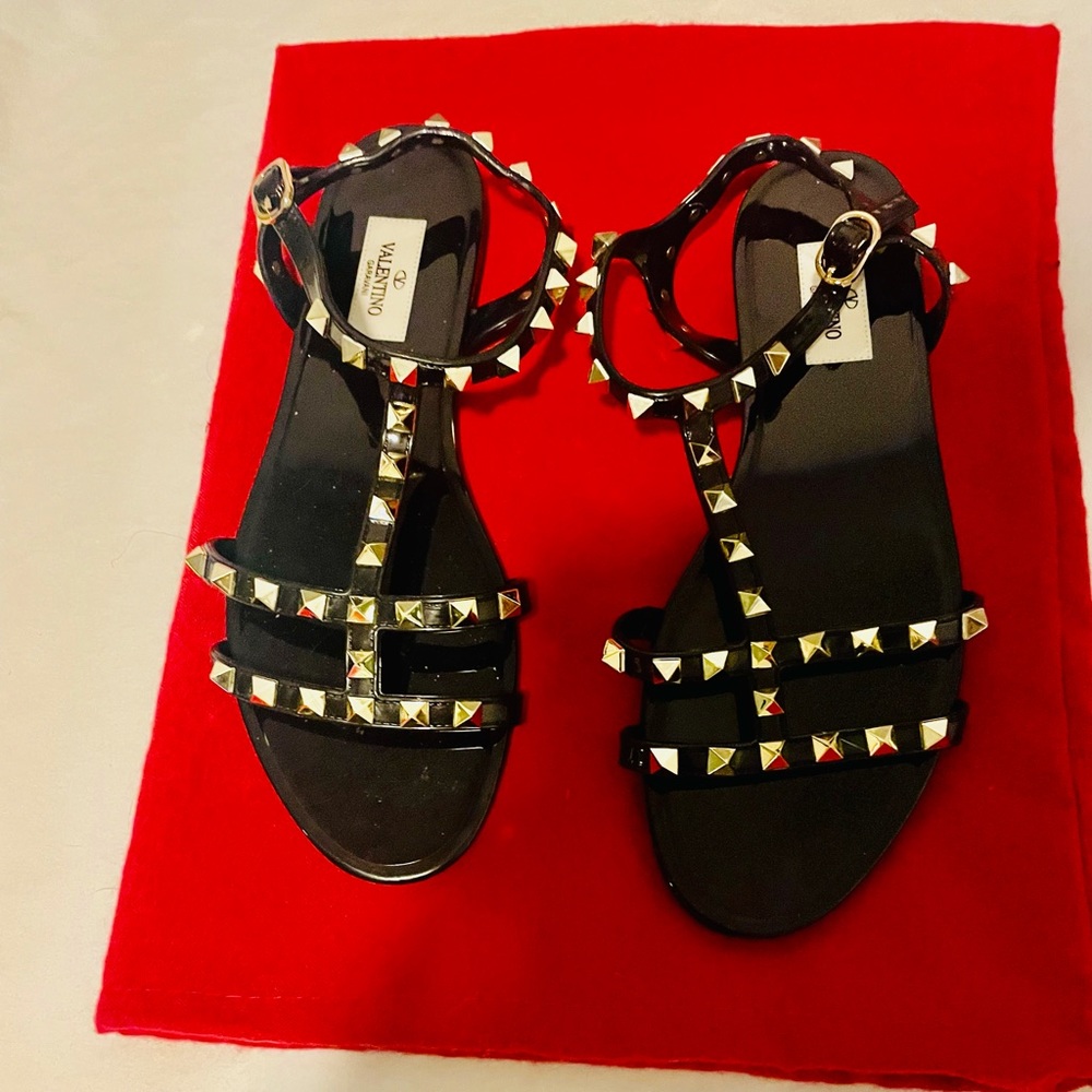 Stud sandals rubber sole black shiny